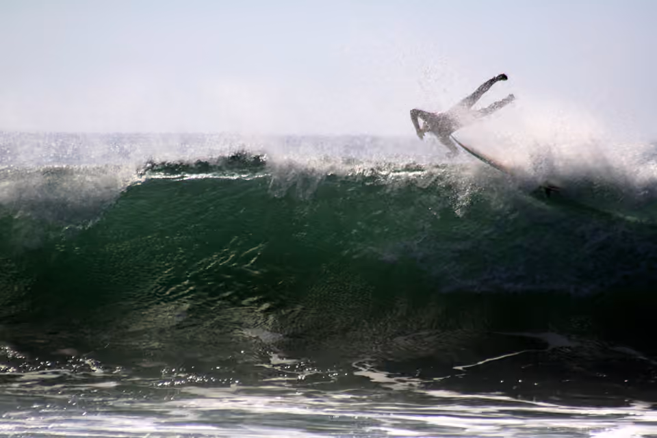 Surfeur quittant une vague qui se referme à Santa Cruz Surfeur quittant une vague qui se referme à Santa Cruz.