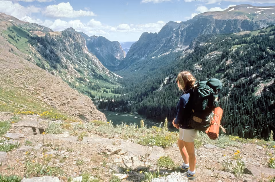 Randonneuse portant un grand sac à dos dans le parc national de Grand Teton Randonneuse portant un grand sac à dos dans le parc national de Grand Teton.