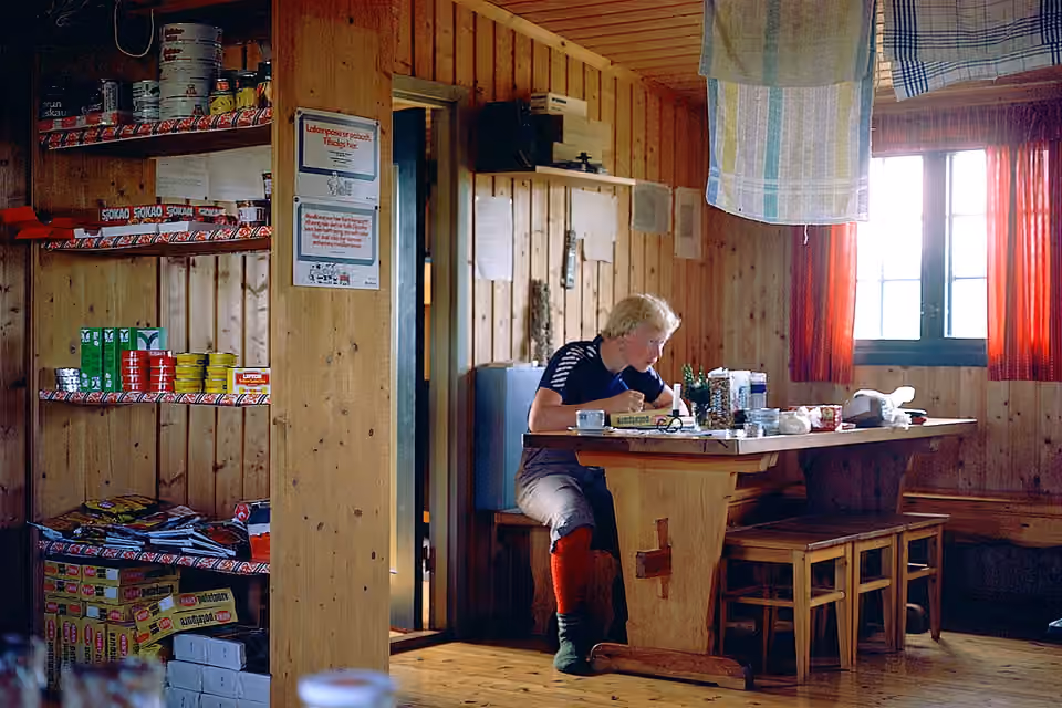 L’intérieur d’un refuge non gardé en Norvège, avec un coin cuisine et des tables L’intérieur d’un refuge non gardé en Norvège, avec un coin cuisine et des tables.