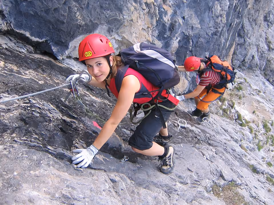 Pratiquants attachés à un câble de via ferrata au Piz Mitgel en Suisse Pratiquants attachés à un câble de via ferrata au Piz Mitgel en Suisse.