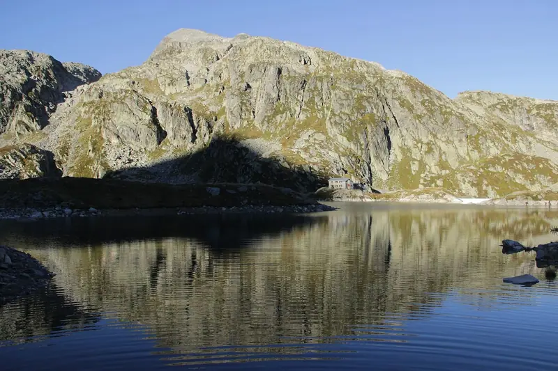 Le refuge des Sept Laux et le lac Cottepens dans le massif de Belledonne.