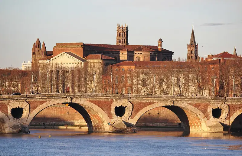 Le Pont-Neuf sur la Garonne, devant les façades et clochers de Toulouse.