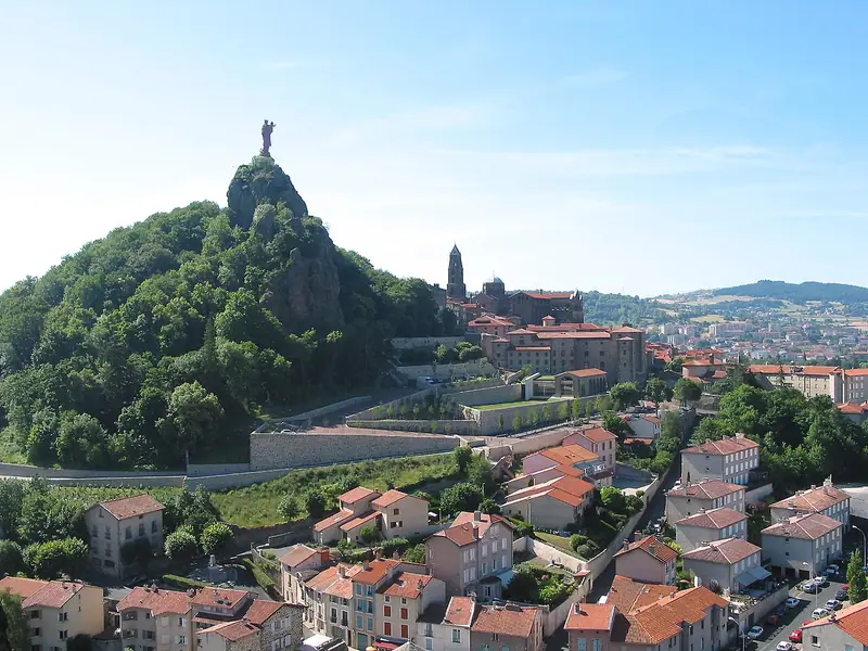 Vue générale du Puy-en-Velay, avec les toits, la cathédrale et le rocher Corneille.